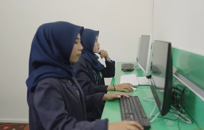 Sesi Praktikum Mahasiswa di Lab Komputer